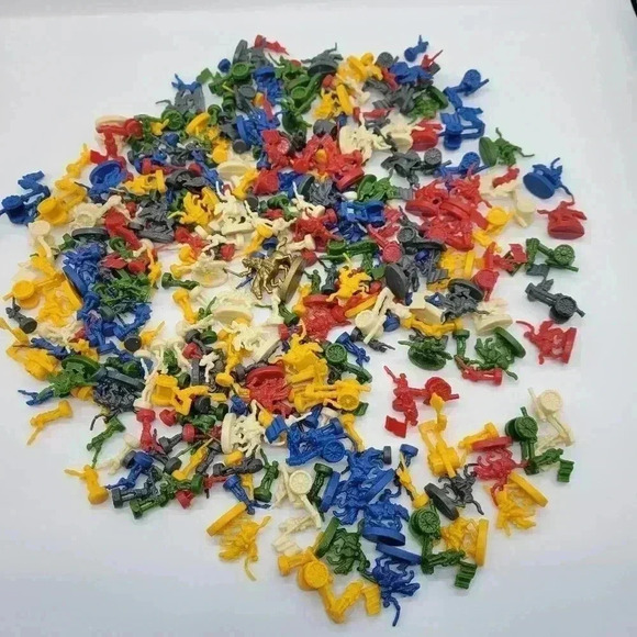 Vintage Lot of Plastic Soldiers Game Battle figures Multicolor - Picture 1 of 8